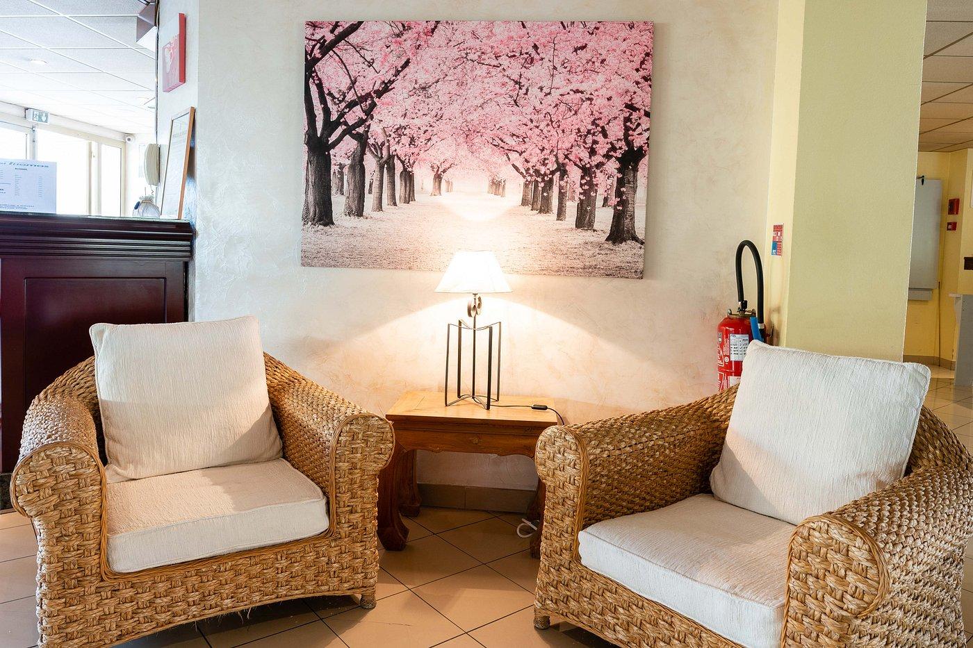 Adonis Hotel 3*